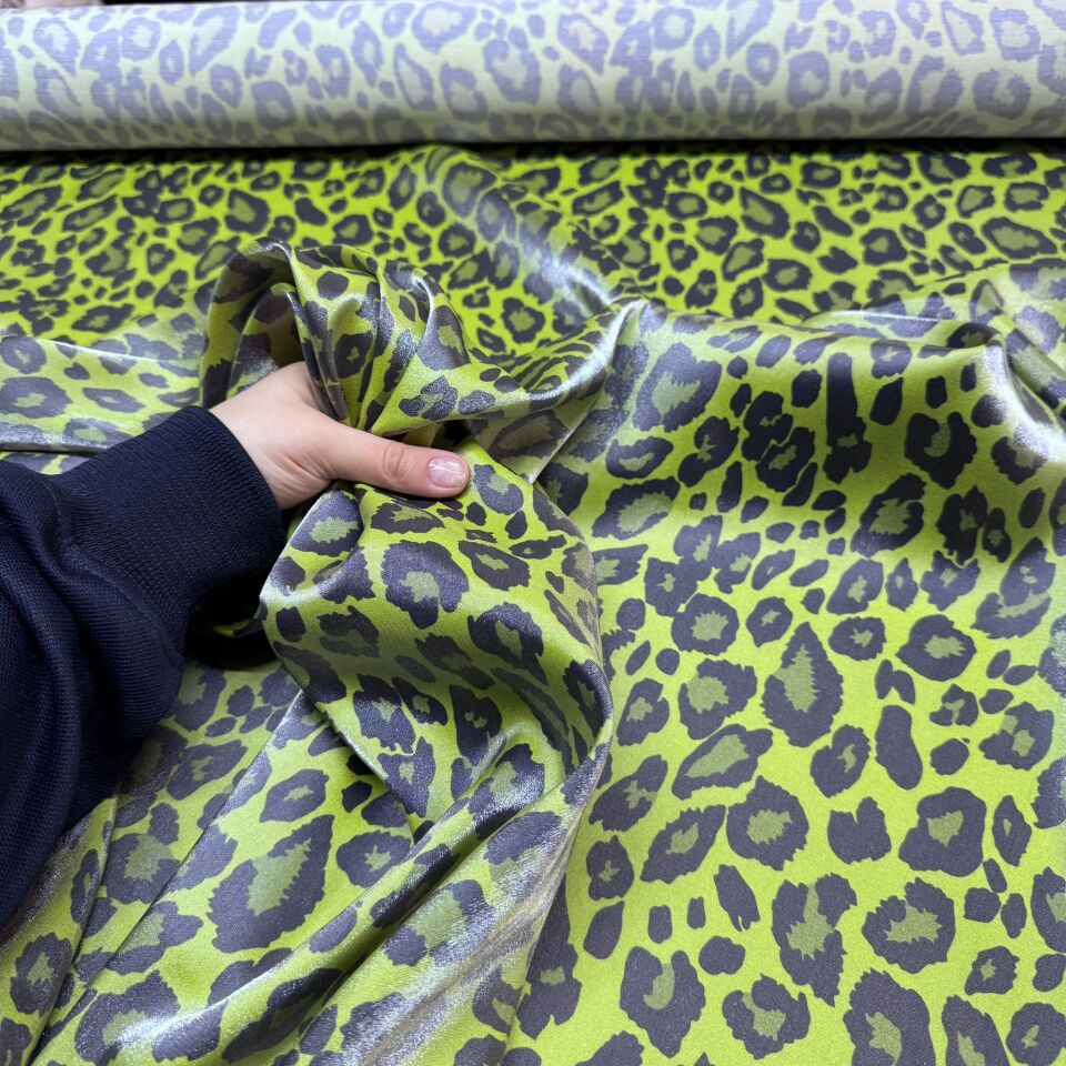Floş Saten Kumaş Parlak Işıltılı Çift En Leopar Desenli Yeşil