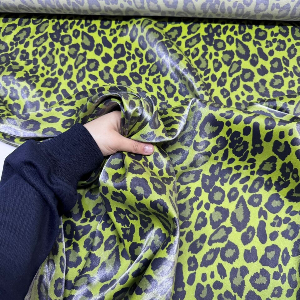 Floş Saten Kumaş Parlak Işıltılı Çift En Leopar Desenli Yeşil