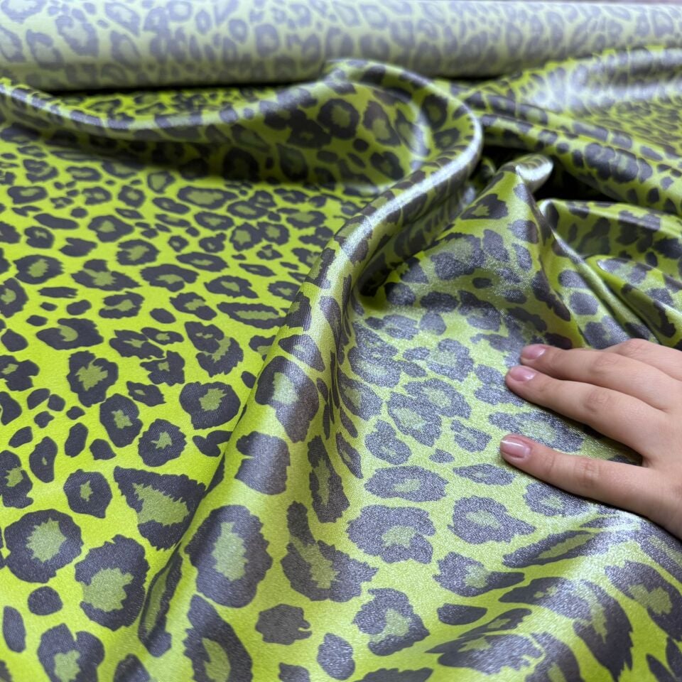 Floş Saten Kumaş Parlak Işıltılı Çift En Leopar Desenli Yeşil
