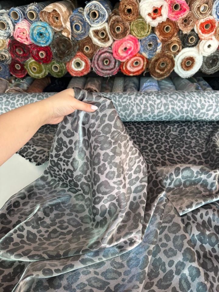 Floş Saten Kumaş Parlak Işıltılı Çift En Gri Leoapar Desenli