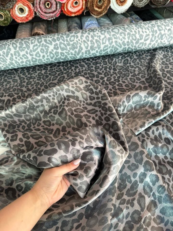 Floş Saten Kumaş Parlak Işıltılı Çift En Gri Leoapar Desenli