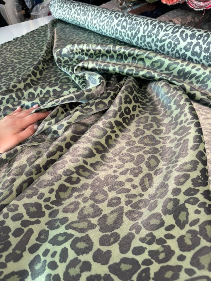 Pamuk Saten Kumaş Floş Saten Leopar Desenli Zümrüt Yeşili Renk