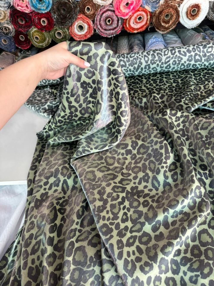 Pamuk Saten Kumaş Floş Saten Leopar Desenli Zümrüt Yeşili Renk