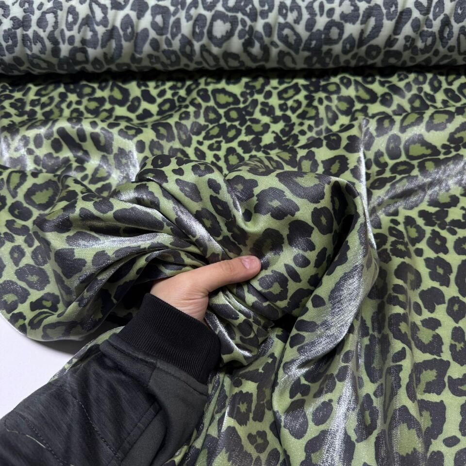 Floş Saten Kumaş Parlak Işıltılı Çift En Leopar Desenli Zümrüt