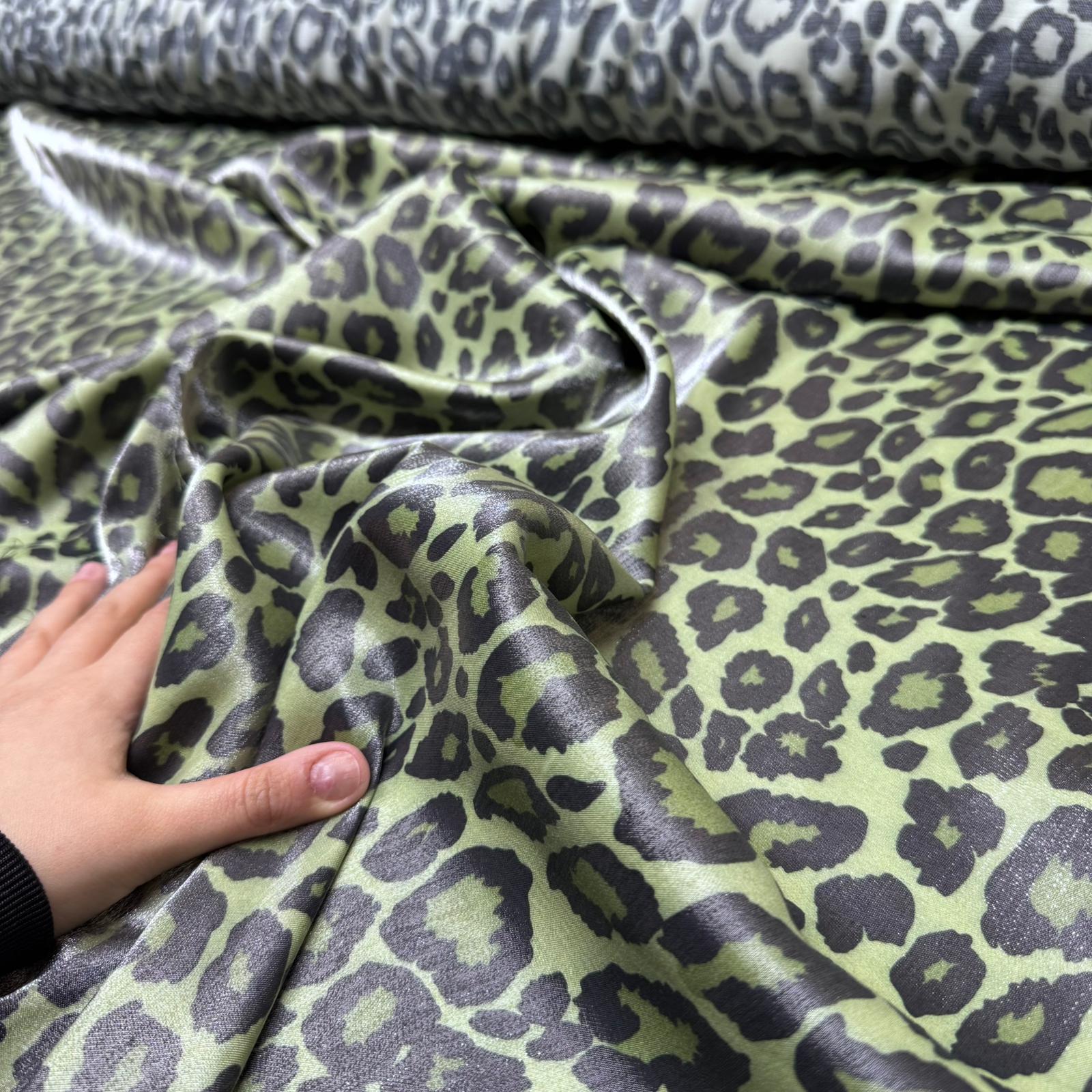 Floş Saten Kumaş Parlak Işıltılı Çift En Leopar Desenli Zümrüt