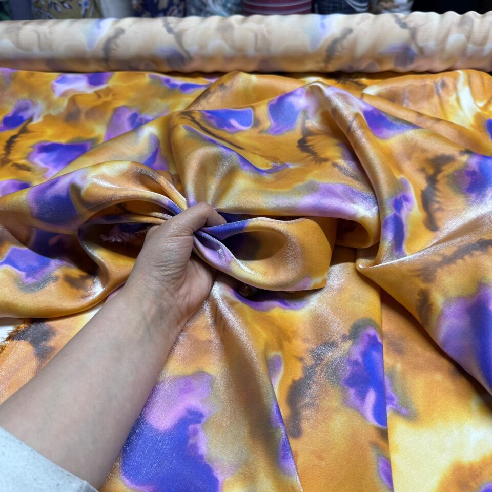 Floş Saten Kumaş Parlak Işıltılı Çift En Turuncu Mor Desenli