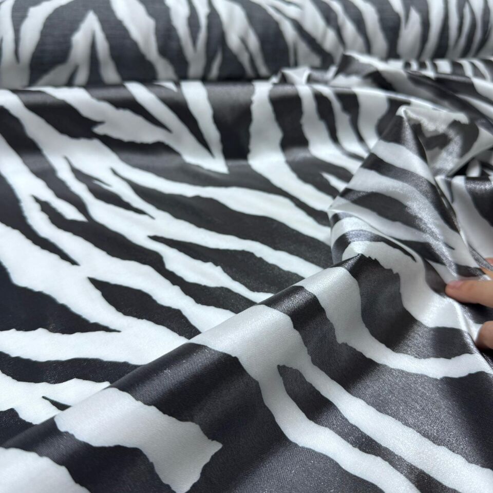 Floş Saten Kumaş Parlak Işıltılı Çift En Zebra Desenli Siyah Beyaz