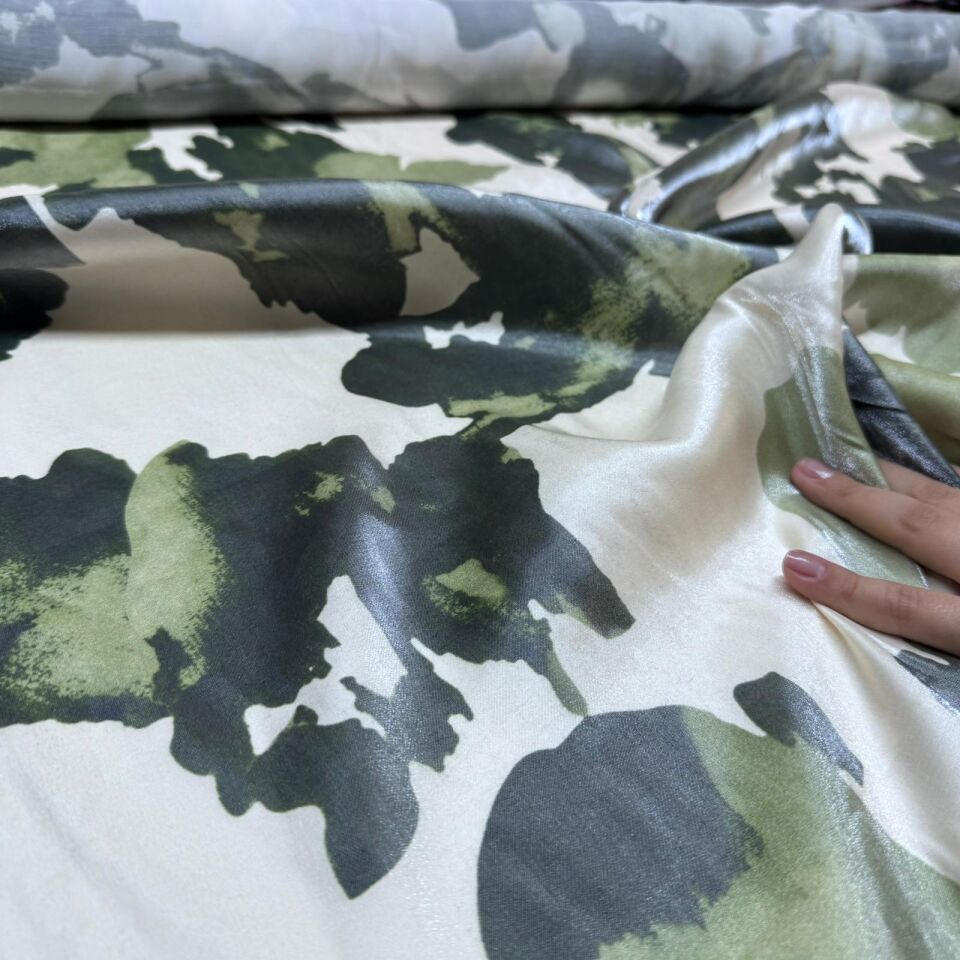 Floş Saten Kumaş Parlak Işıltılı Çift En Batik Desenli Yeşil