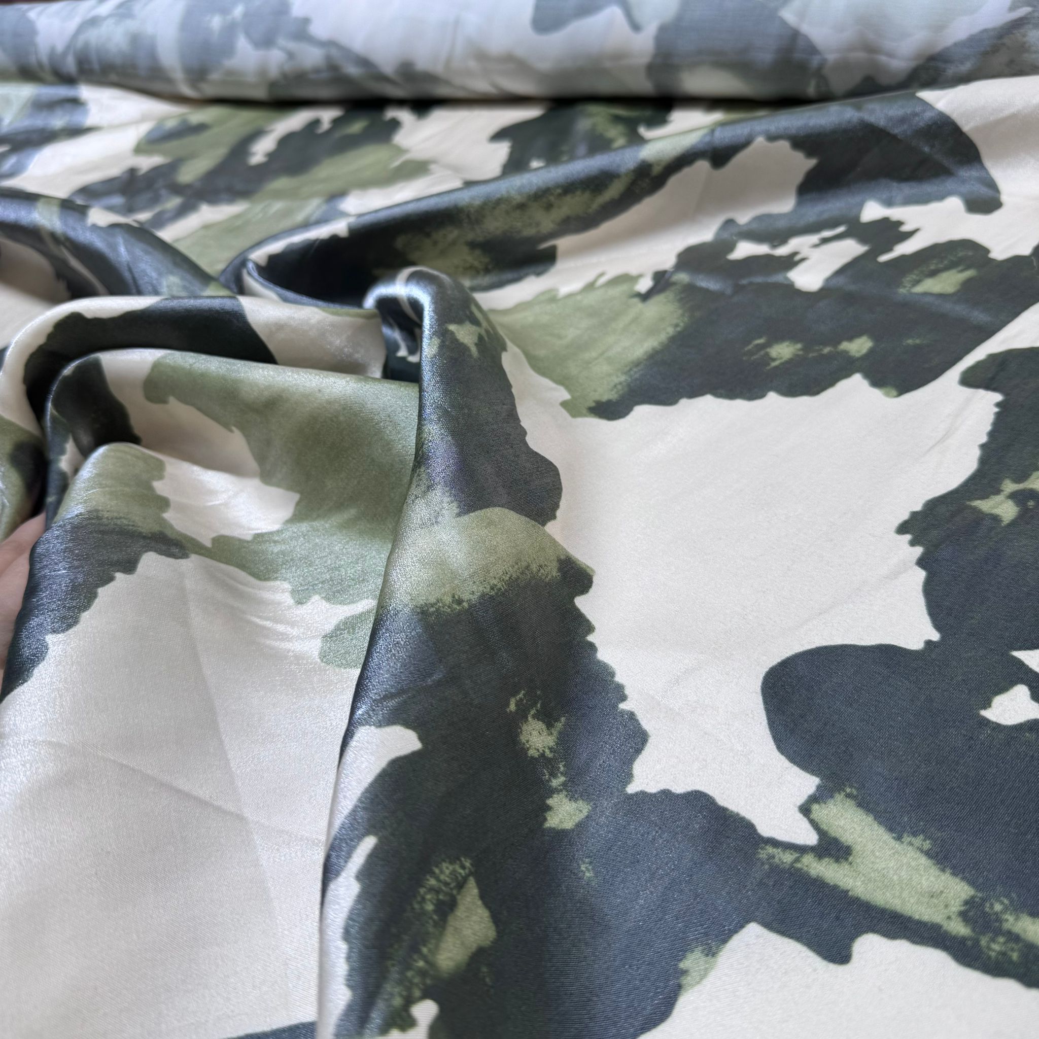 Floş Saten Kumaş Parlak Işıltılı Çift En Batik Desenli Yeşil