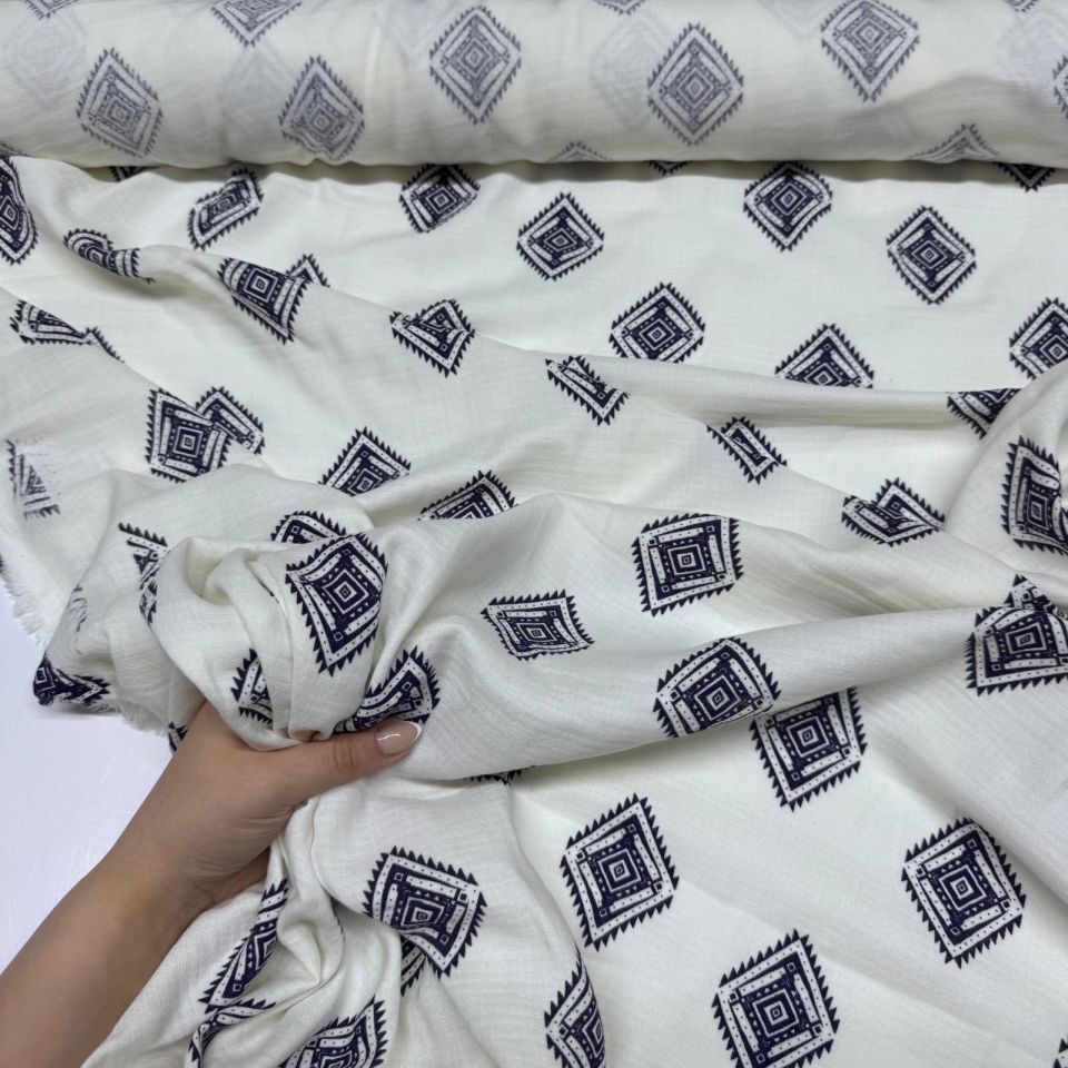 Çift Kat Müslin Kumaş Çift En %100 Pamuk Beyaz Üzeri Lacivert Etnik Desenli