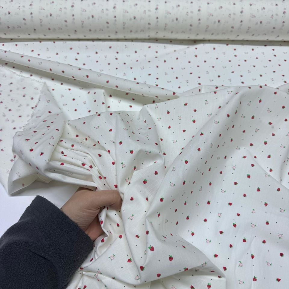 Poplin Kumaş %100 Pamuk Minik Çilek Desenli Çift En