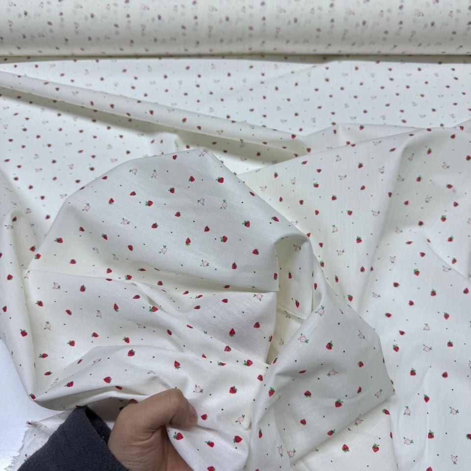 Poplin Kumaş %100 Pamuk Minik Çilek Desenli Çift En